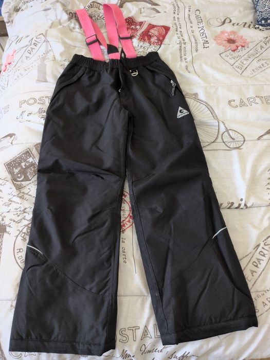 Pantaloni de skii negri. Noi!