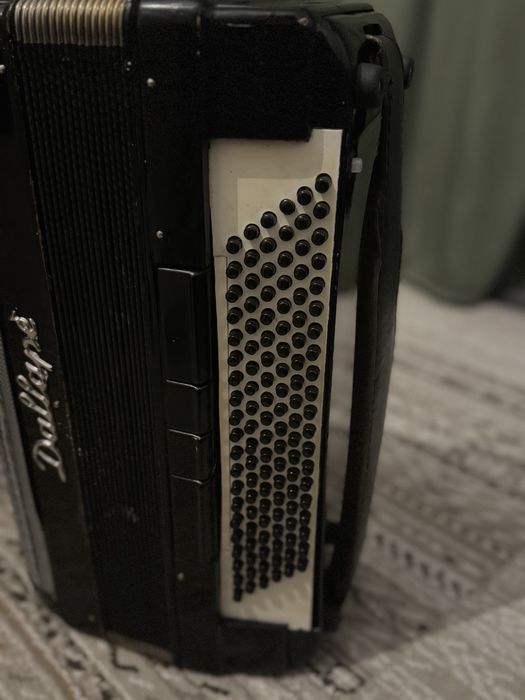 Vând acordeon  120 basi