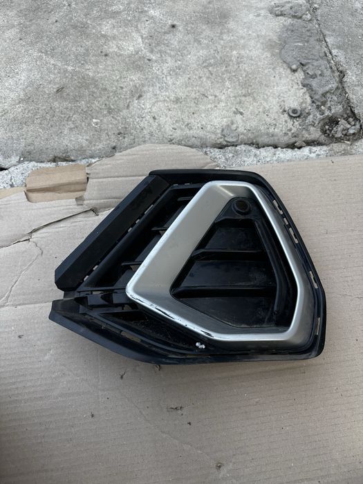 Grilă stânga bară față audi Q3.(83A).S linne.cod:83A807681.D.