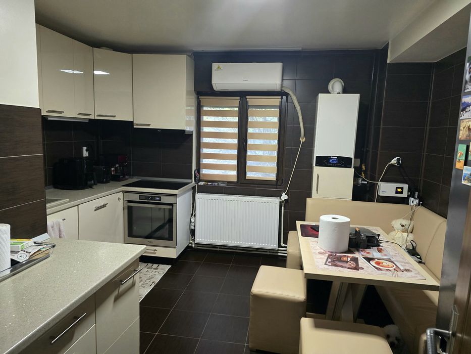 Apartament 4 camere de vanzare