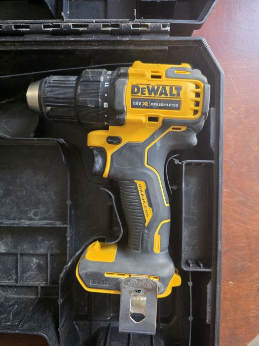 DEWALT DCD708D2T-QW Masina de gaurit si insurubat Li-Ion, 65Nm, brushless + Valiza DEFECTA