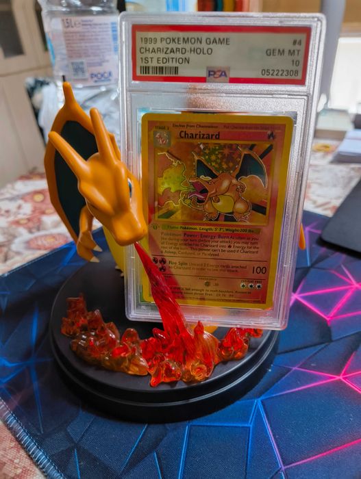 Pokemon Charizard фигурка и грейдната карта (реплика)