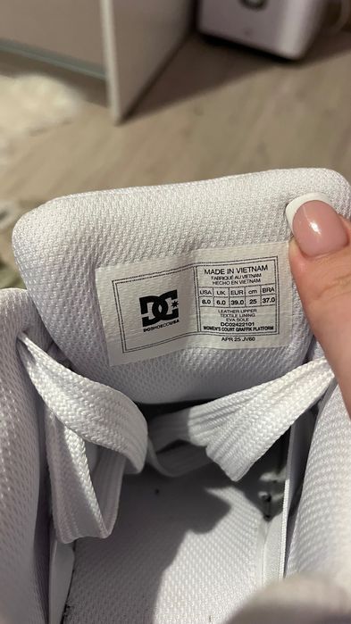 Дамски DC бели кожени кецове №39 – като нови