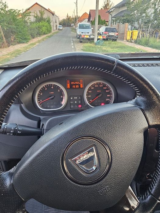 Vând  Dacia  Duster