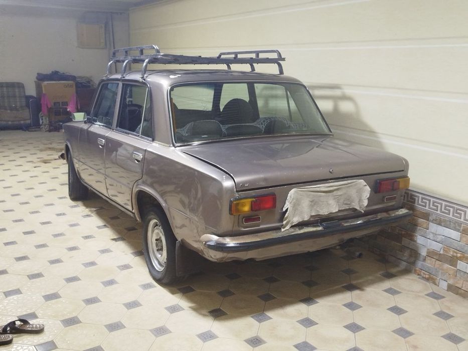 1972 yil rangi mokriy asvalt 
Yili  1972
Rangi mokriy asfal
Kiraska ca