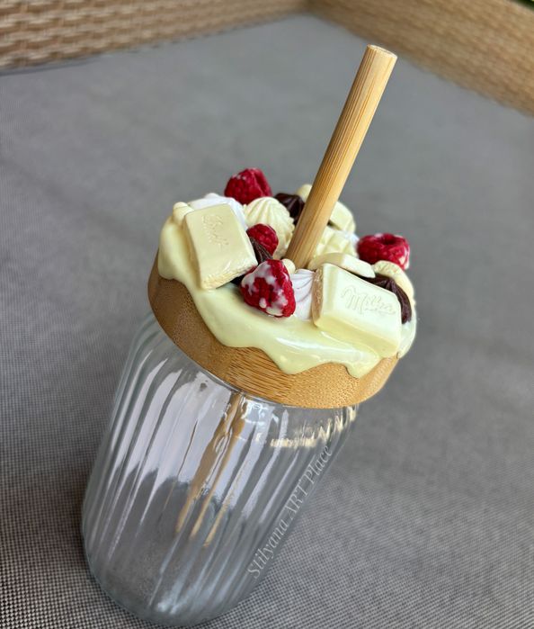 Стъклен буркан с дървена капачка декориран с полимерна глина