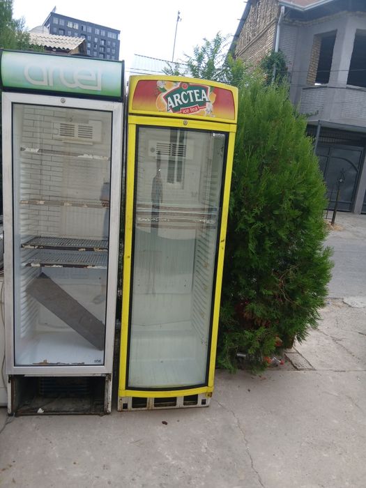 Продаётся витринный холодильник.