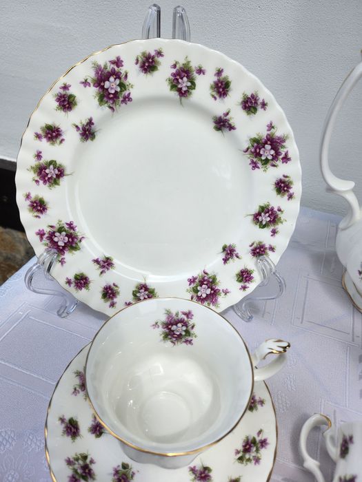 Royal Albert Sweet Violets (сладки теменужки)