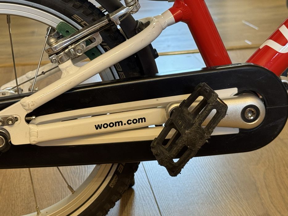 bicicleta roșie WOOM 2 + cască mărimea S - urme de utilizare normale, identificate in imagini cu exactitate