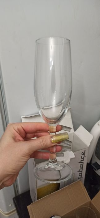 Бокалы, 2 пивные кружки и стопки