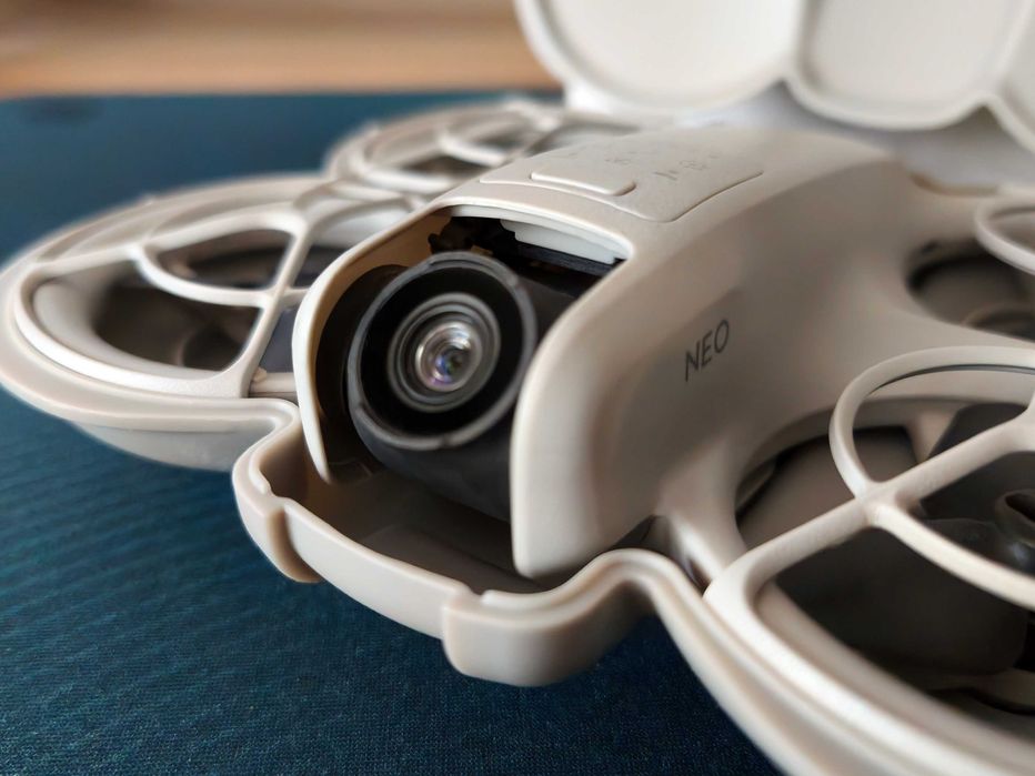 DJI NEO Fly More Combo - Дрон с дистанционно, хъб с 3 батерии, кутия и резервни части