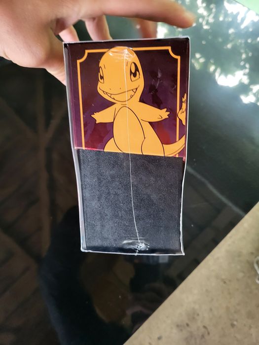 Elite Trainer Box din extensia Pokemon TCG: Scarlet & Violet—Obsidian Flames