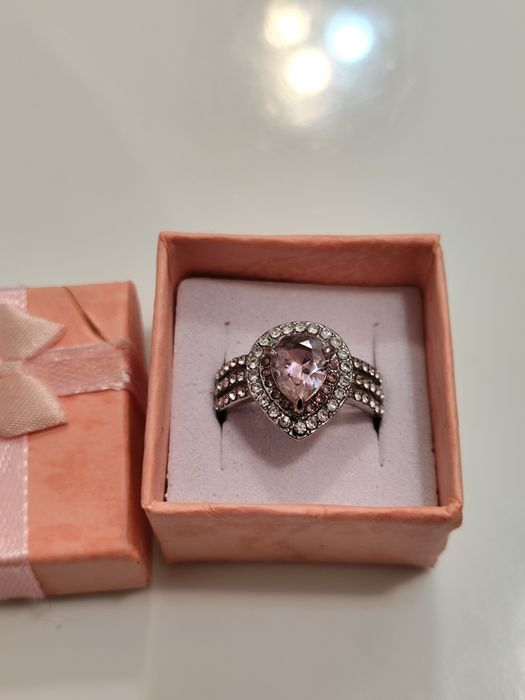 Златни пръстени 18к злато със сапфир Нови