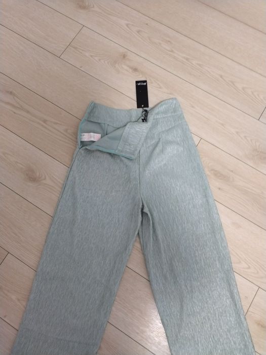 Pantaloni evazați cu talie înaltă