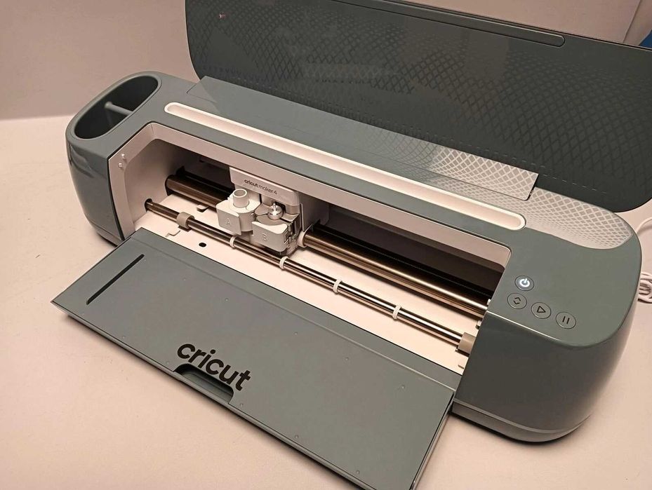 Професионален Режещ плотер CRICUT Maker 4