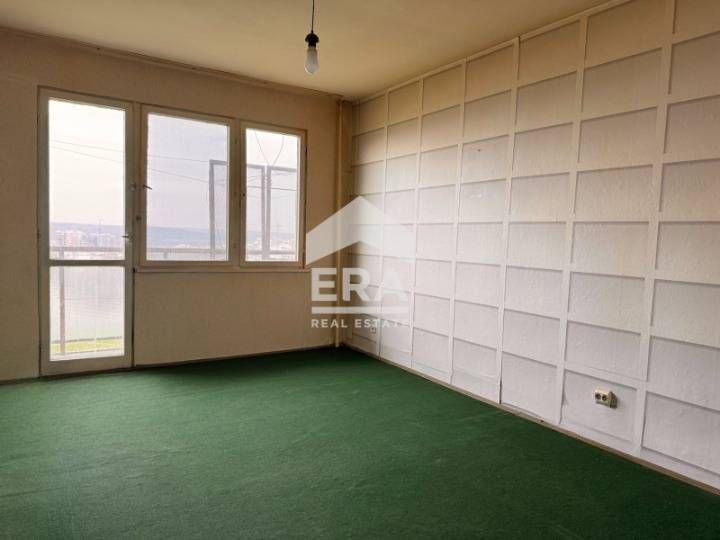 Необзаведен двустаен апартамент на среден етаж в кв. "Възраждане" 3 за