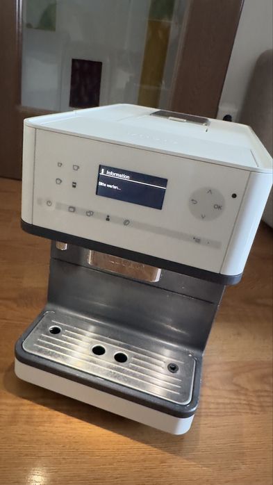 Vând espressor automat premium Miele CM 6350