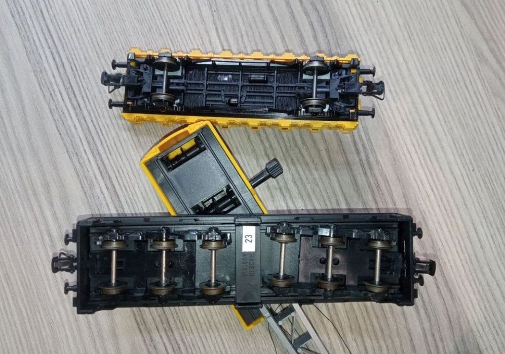 vagon platforma + macara Roco scara 1:87, H0
Roti metalice izolate 

v