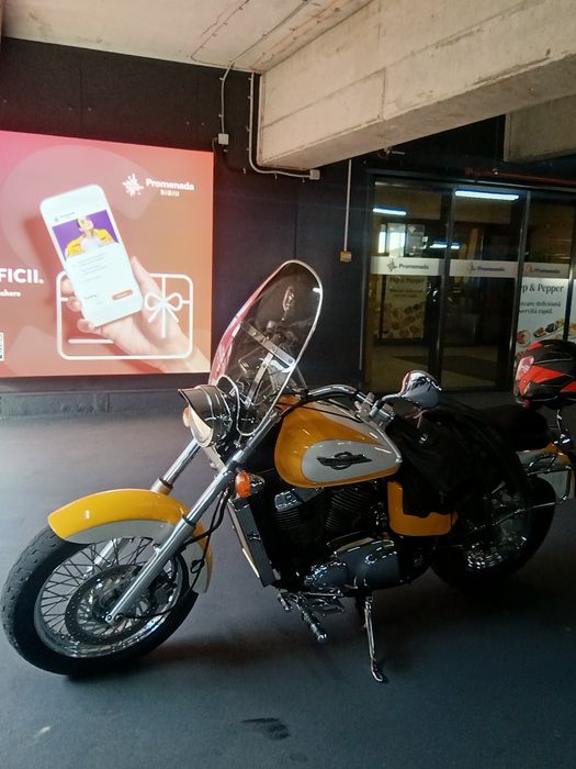 Vând motocicleta Honda shadow 1100