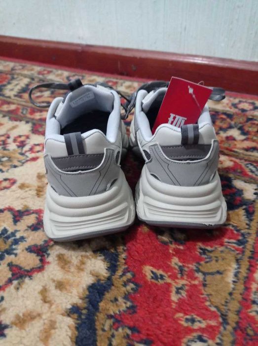 Продам кроссовки