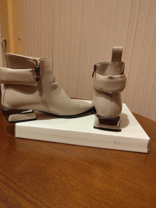 Елегантни дамски боти