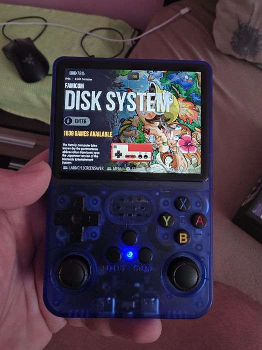 Игрална конзола с ретро игри