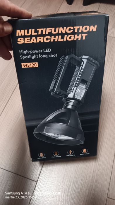 Lanterna led puternica bate la 500 m