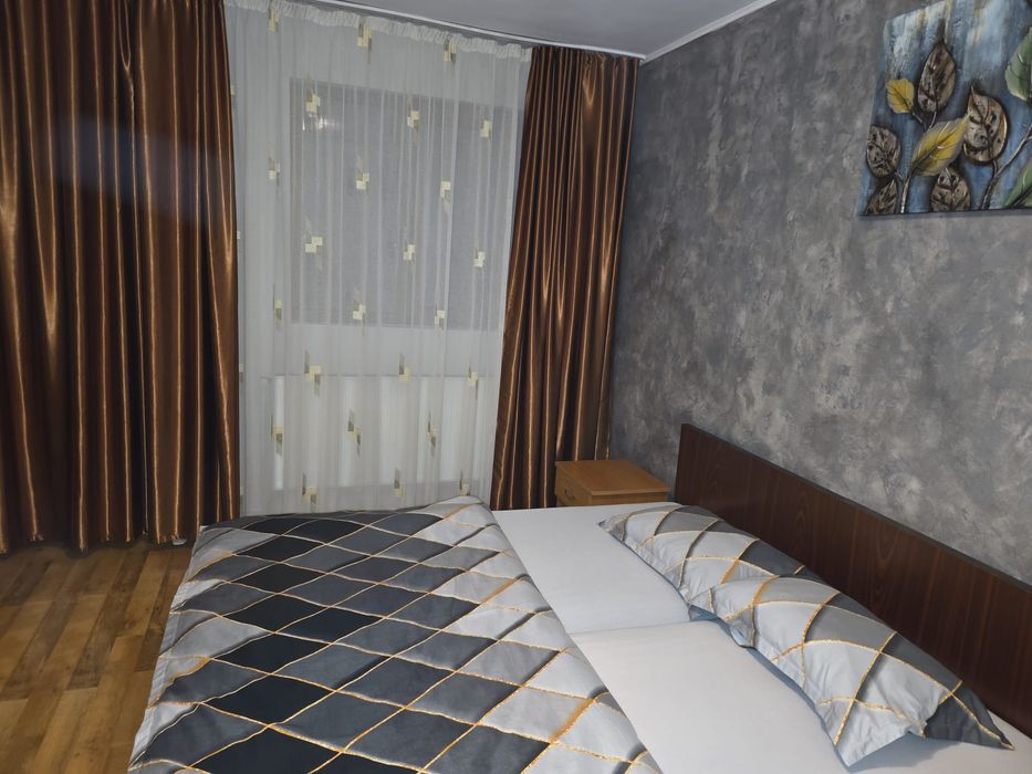 Închiriez camere la villă.