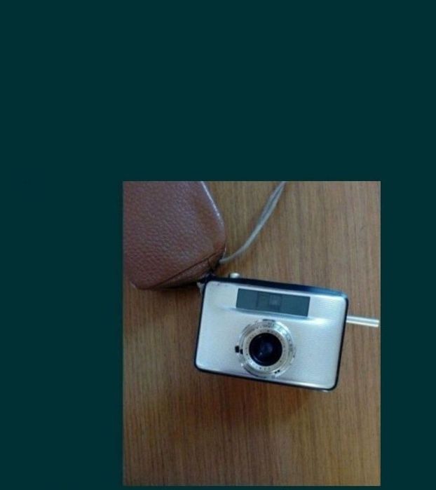 Часовници - настолни и ръчни; стари фотоапарати,броеници, стари телеф.