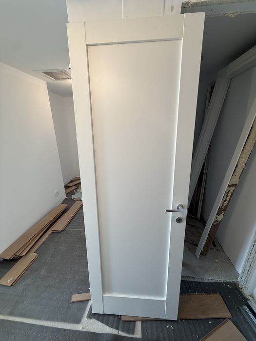 Vand parchet aproximativ 100mp ( nou ) si 5 usi Pinum ( noi ) .