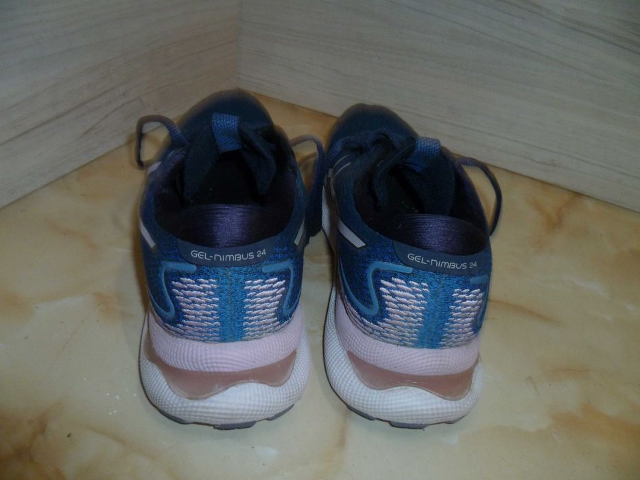 ASICS маратонки