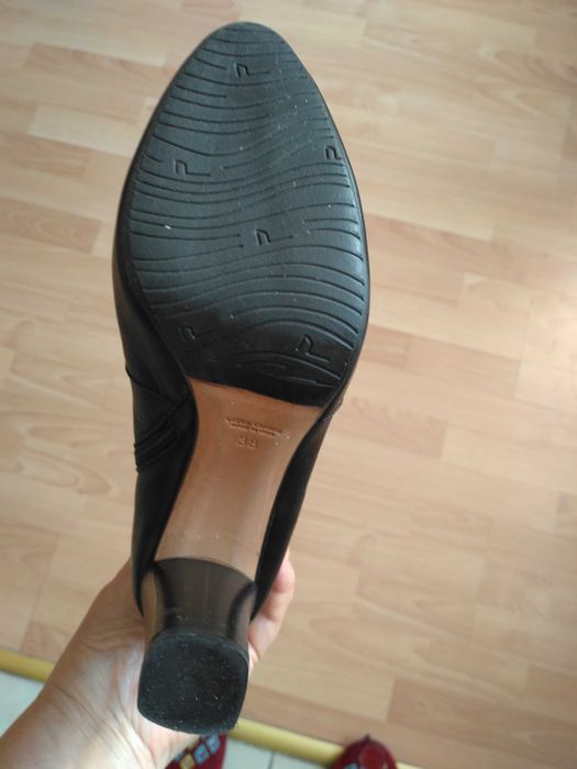 Продам демисезонные сапоги на каблуке