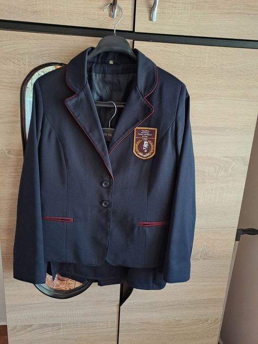 Vând sacou și fustă!