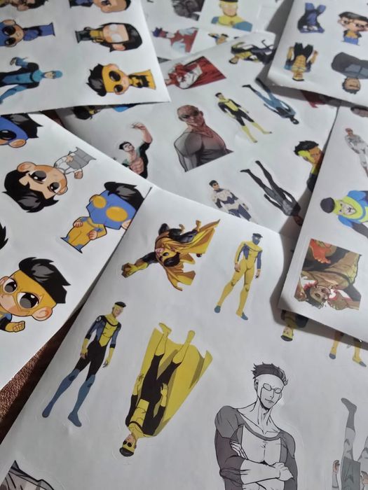 Наклейки и брелки Invincible