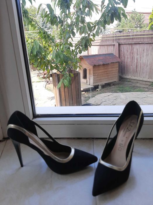 Vand pantofi din piele,toc 10 cm,negru cu auriu,marimea 37