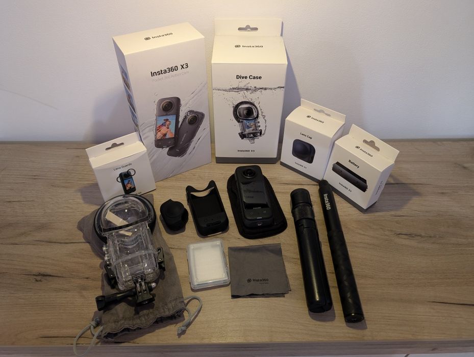Insta360 X3 + extra bateri + carcasă subacvatică + bat +alte accesorii