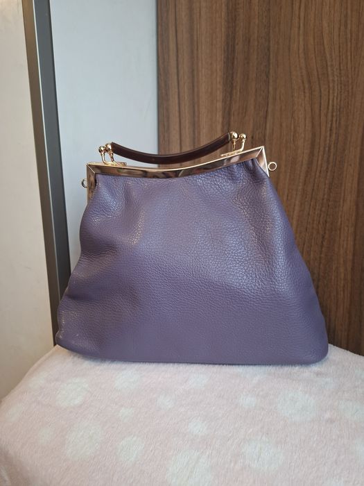 Geantă elegantă damă, mov-lila, cu ramă aurie și mâner rigid – 30×20cm