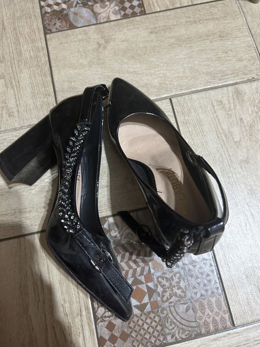 Аяқ киім - туфли. Смарт часы