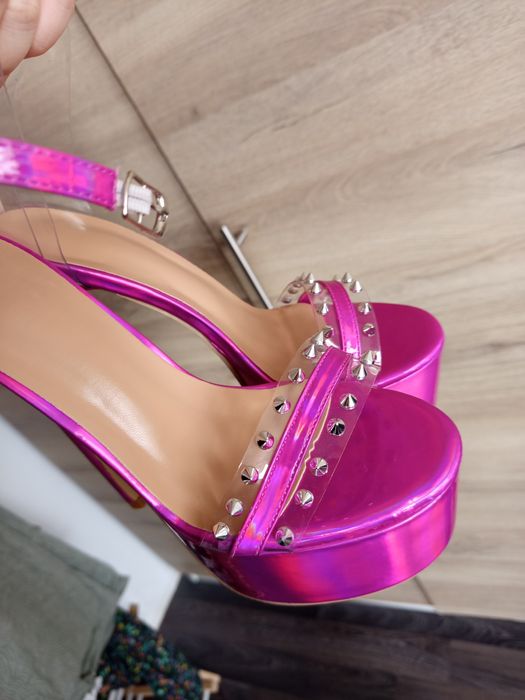 Дамски обувки на висок ток