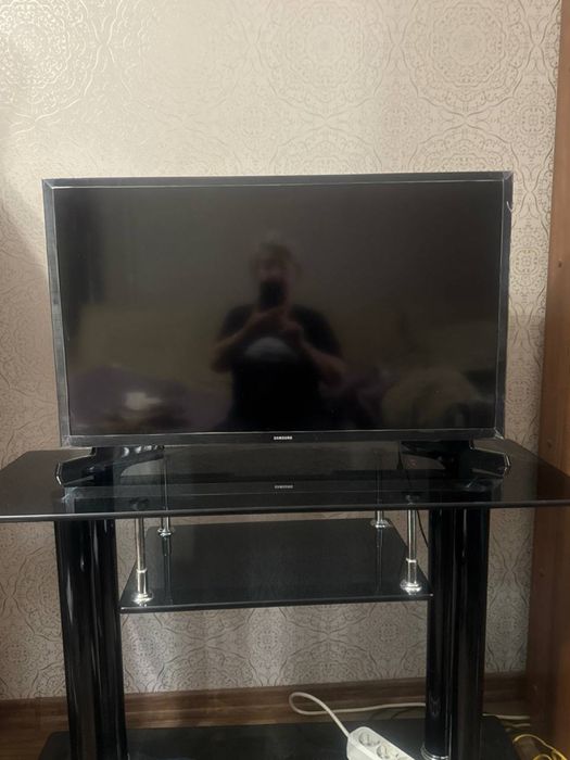 Стеклянная подставка под телевизор