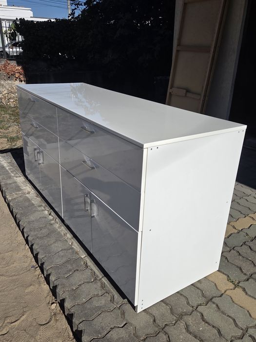 Луксозен италянски  скрин /комод/с полиуретаново покритие