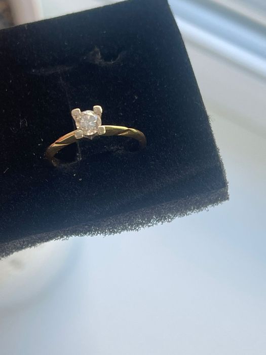 Продам кольцо с бриллиантом