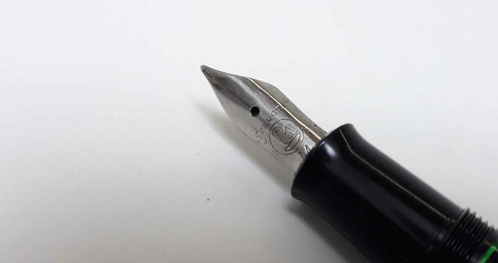 Stilou Pelikan M150, verde si negru