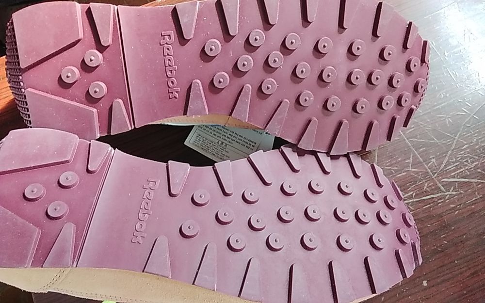 Продаем  крассовки РИБОК  новые.