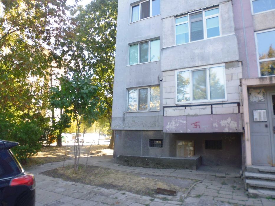 Тристаен непреходен апартамент за продажба в ж.к. Люлин 3, гр. София