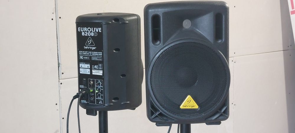 Vand o pereche de boxe active Behringer B208D