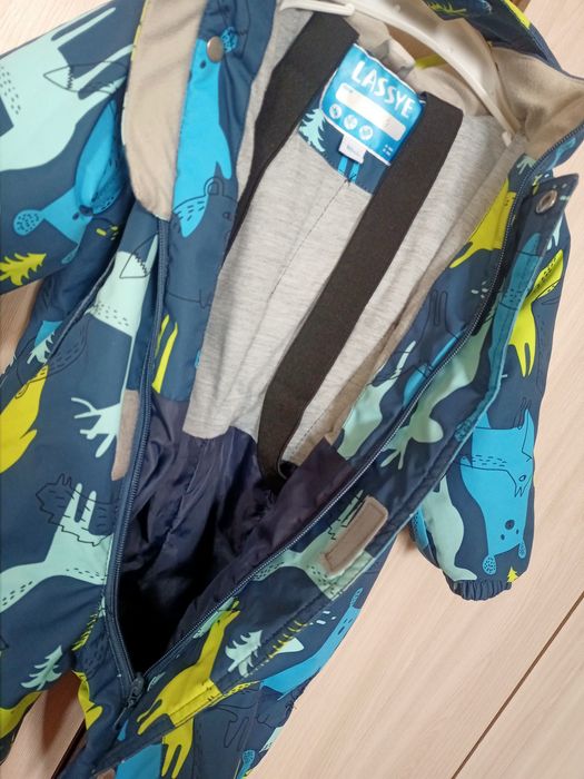 Продам детскую куртку весна