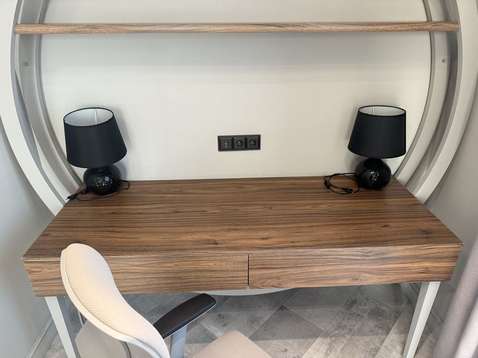 Рабочий стол и кресло