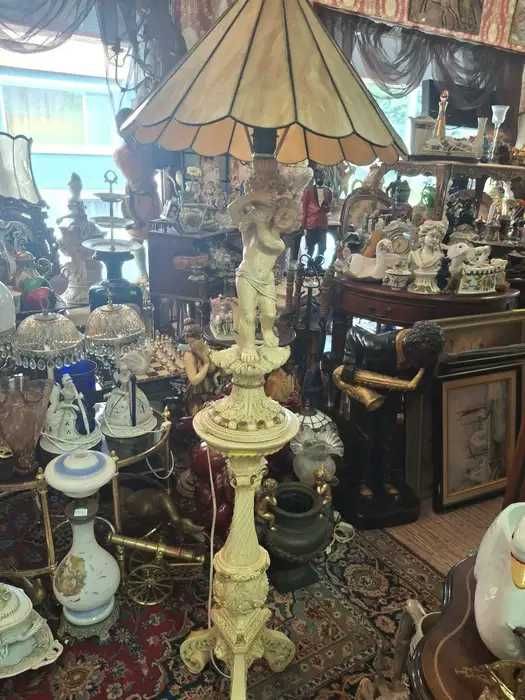 Ретро лампа с декоративни елементи