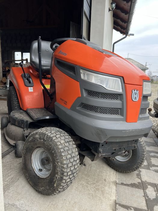 Vând tractoraș de gazon Husqvarna CTH 200